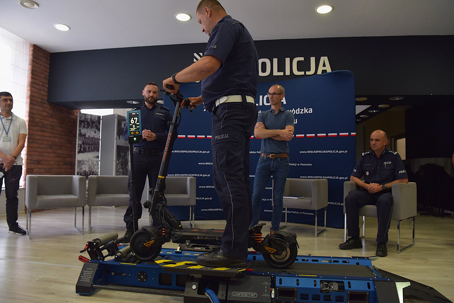 Galeria zdjęć z prezentacji urządzenia do badania mocy silników hulajnóg i rowerów elektrycznych - grafika artykułu