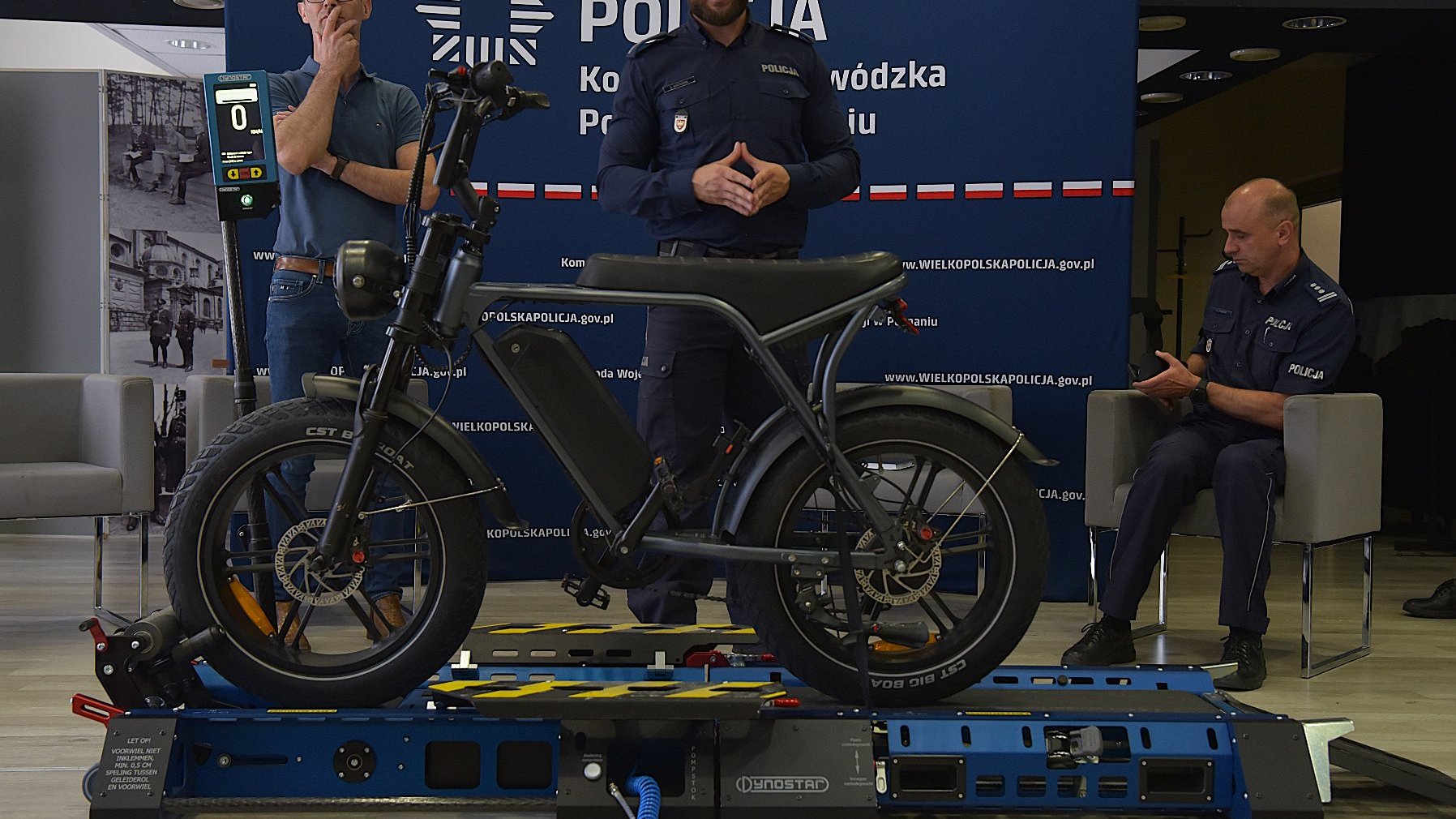 Galeria zdjęć z prezentacji urządzenia do badania mocy silników hulajnóg i rowerów elektrycznych