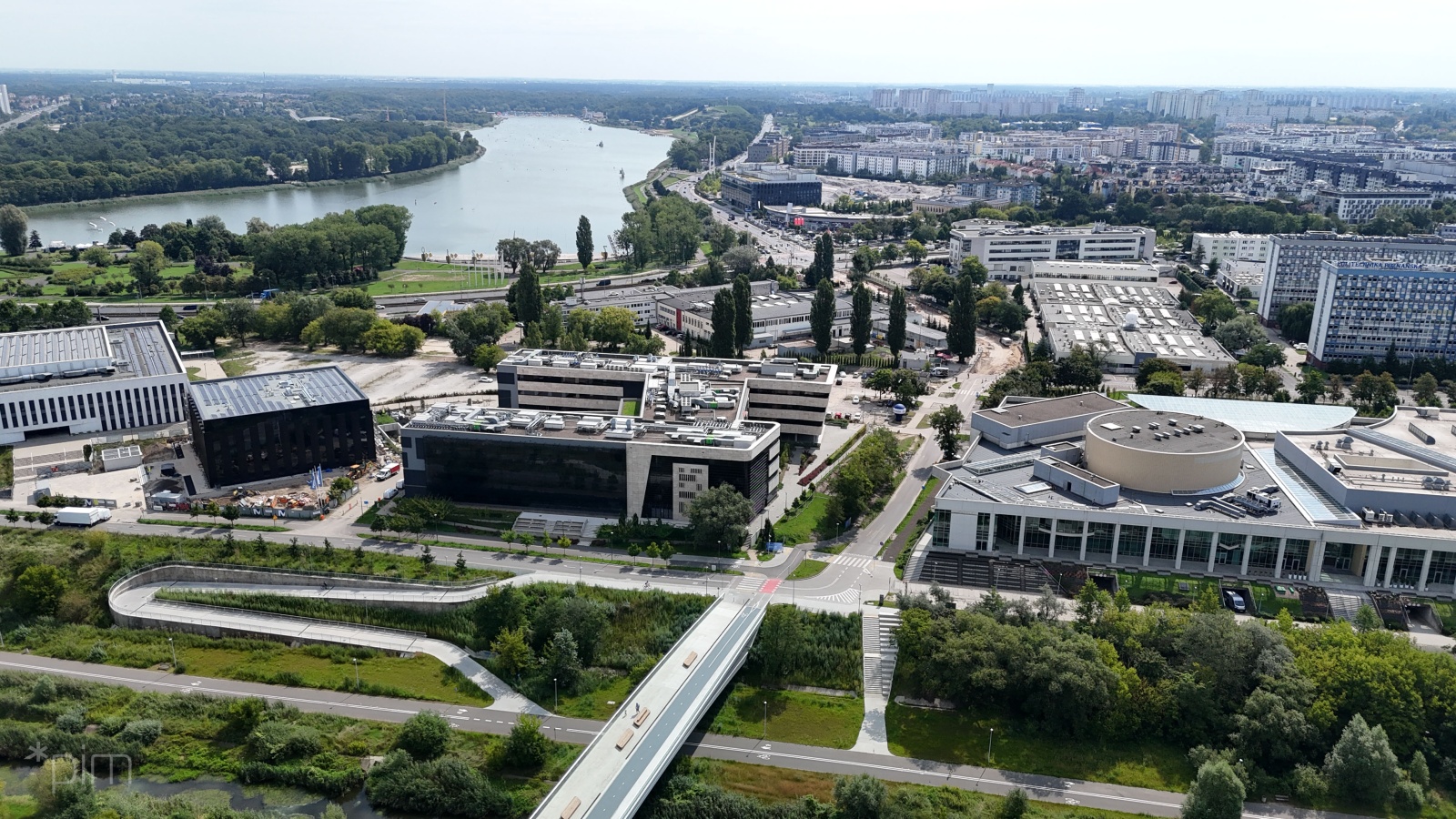 Widok na ul. Berdychowo od strony mostów. W tle widać Maltę. - grafika artykułu