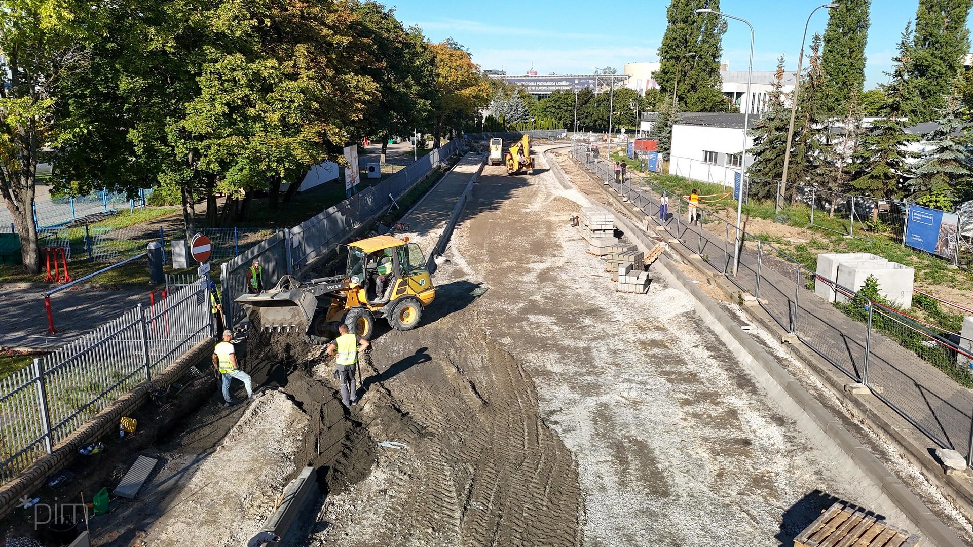 Galeria zdjęć z budowy drogi rowerowej i chodników na Berdychowie - widok z bliska na przebudowywaną ulicę