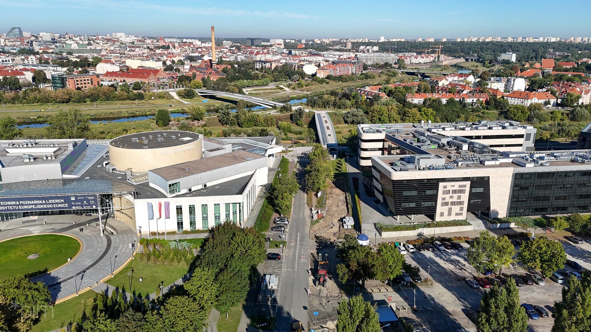 Galeria zdjęć z budowy drogi rowerowej i chodników na Berdychowie - widok okolicy z drona - grafika artykułu