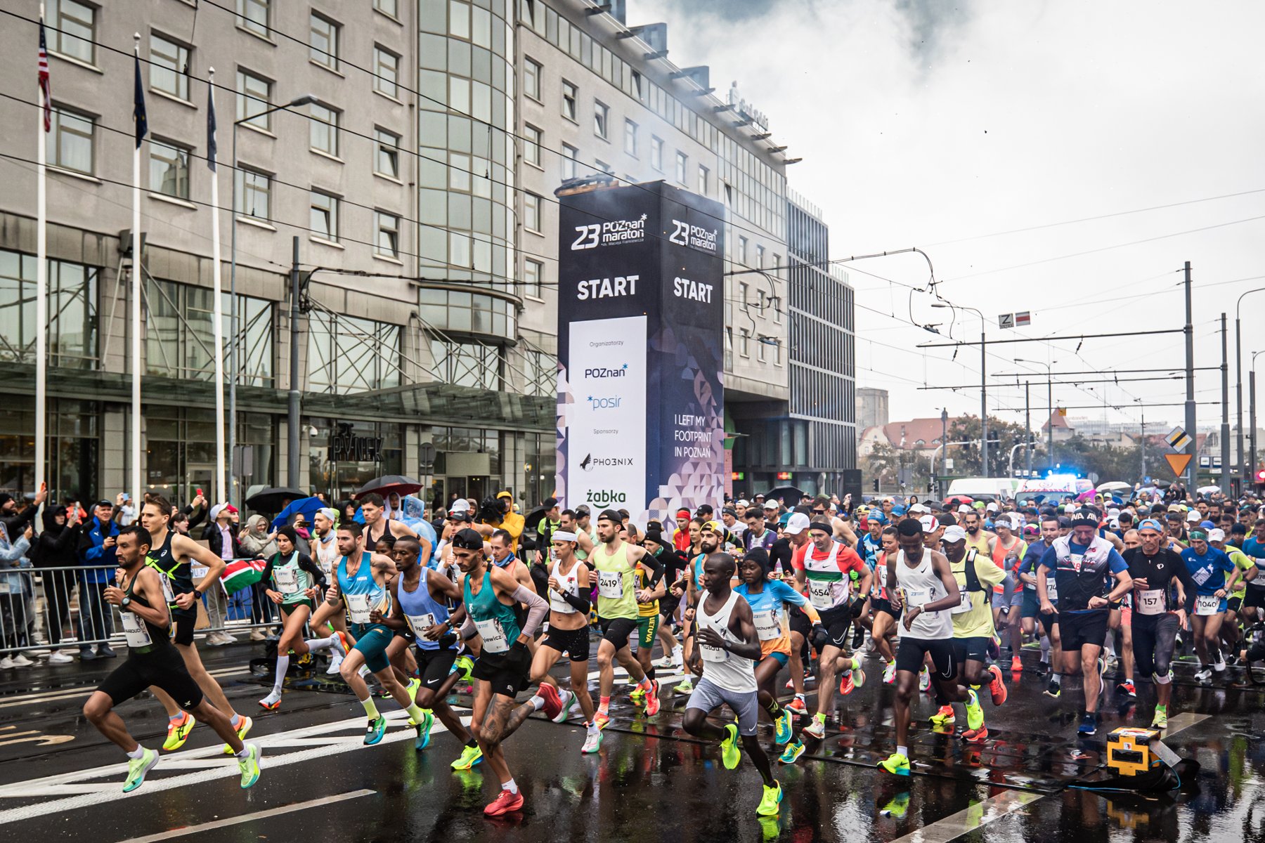 Start biegaczy podczas zeszłorocznego maratonu - grafika artykułu