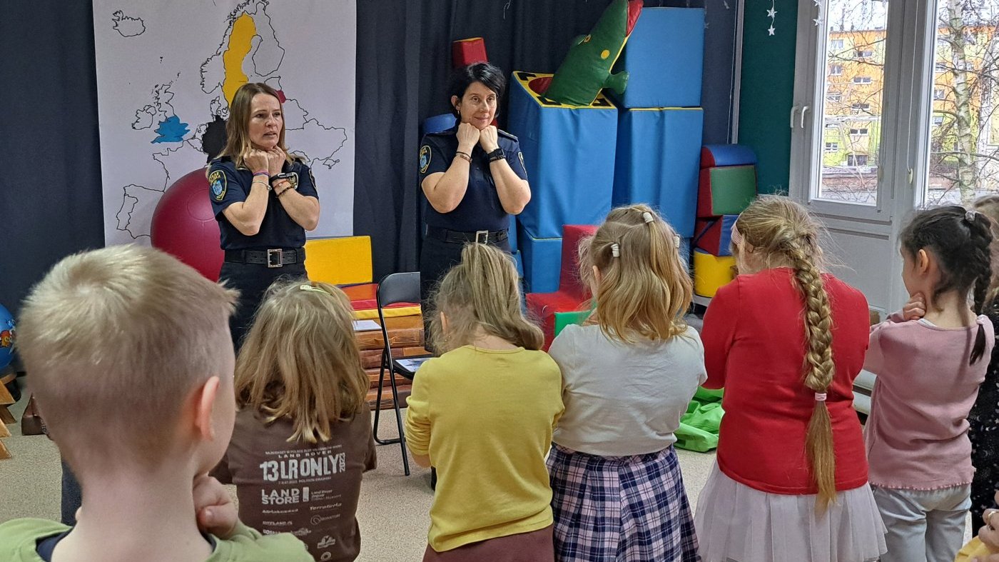 dzieci ćwiczą postawy obronne