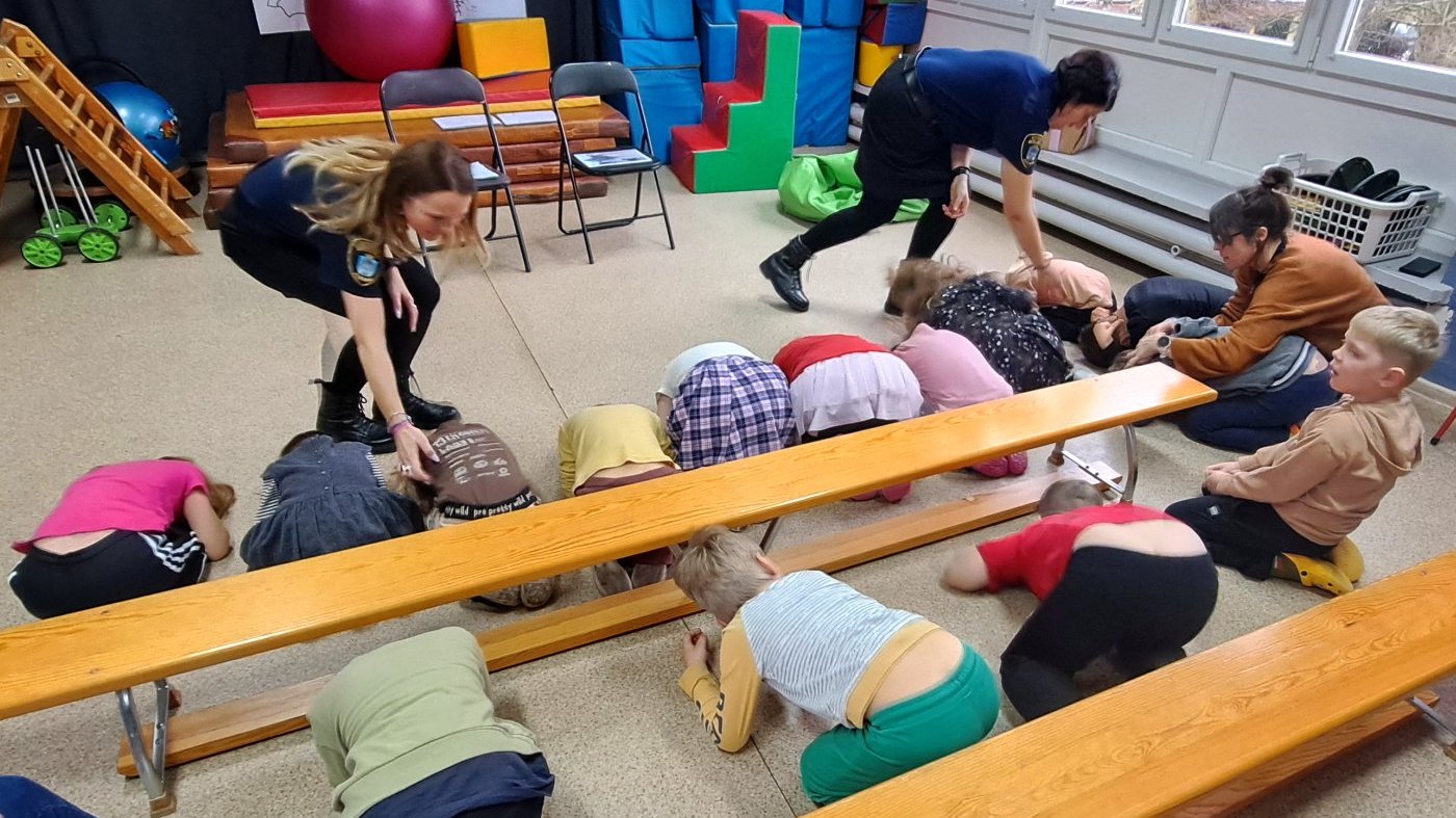 dzieci ćwiczą postawy obronne