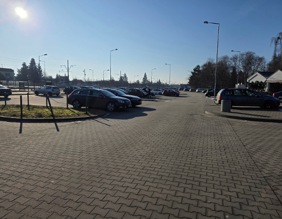 Parking przy cmentarzu na Junikowie