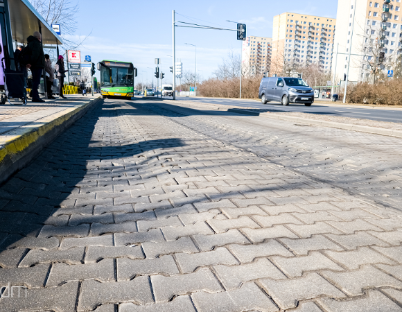 Przystanek "Osiedle Zwycięstwa" przy Alei Solidarności przed przebudową