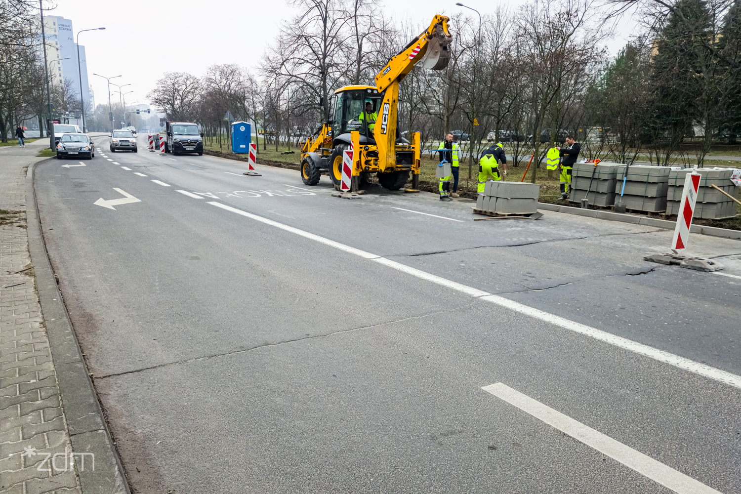 18 marca rozpocznie się naprawa nawierzchni części wschodniej ul. Chartowo na odcinku pomiędzy skrzyżowaniami z ulicą Piaśnicką oraz ulicami Baraniaka i Dymka fot. ZDM Robotnicy przy żółtym ciągniku na remontowanej ul. Chartowo