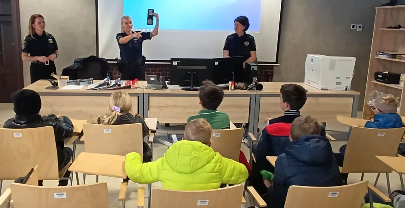 policjantka prezentuje służbową legitymację