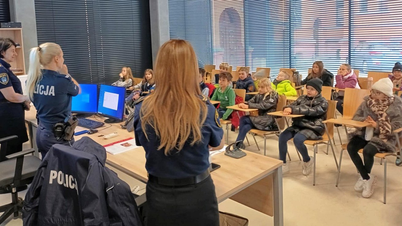 funkcjonariuszki opowiadają o swej codziennej pracy