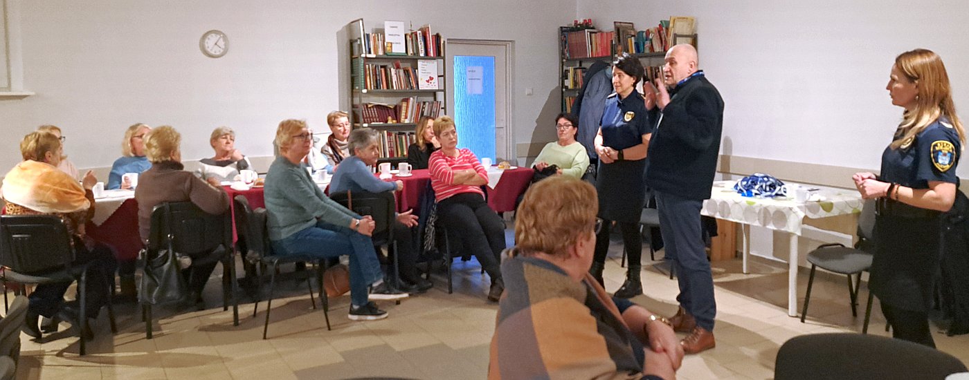 rozmowy z seniorami o uniknięciu zagrożeń osobistego bezpieczeństwa