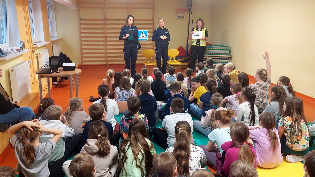 funkcjonariuszki przypominają znaczenie znaków i świateł dla pieszych