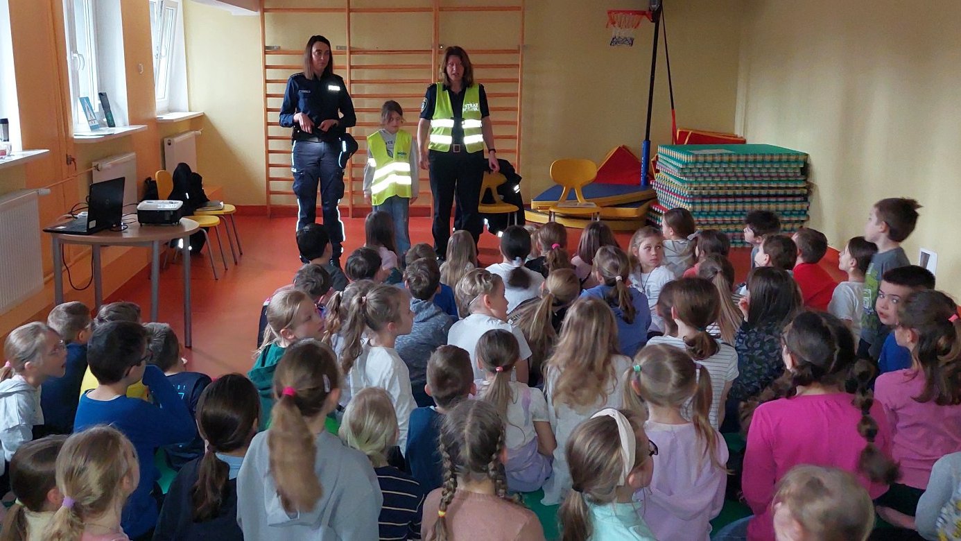 funkcjonariuszki i uczennica demonstrują "działanie" odblasków