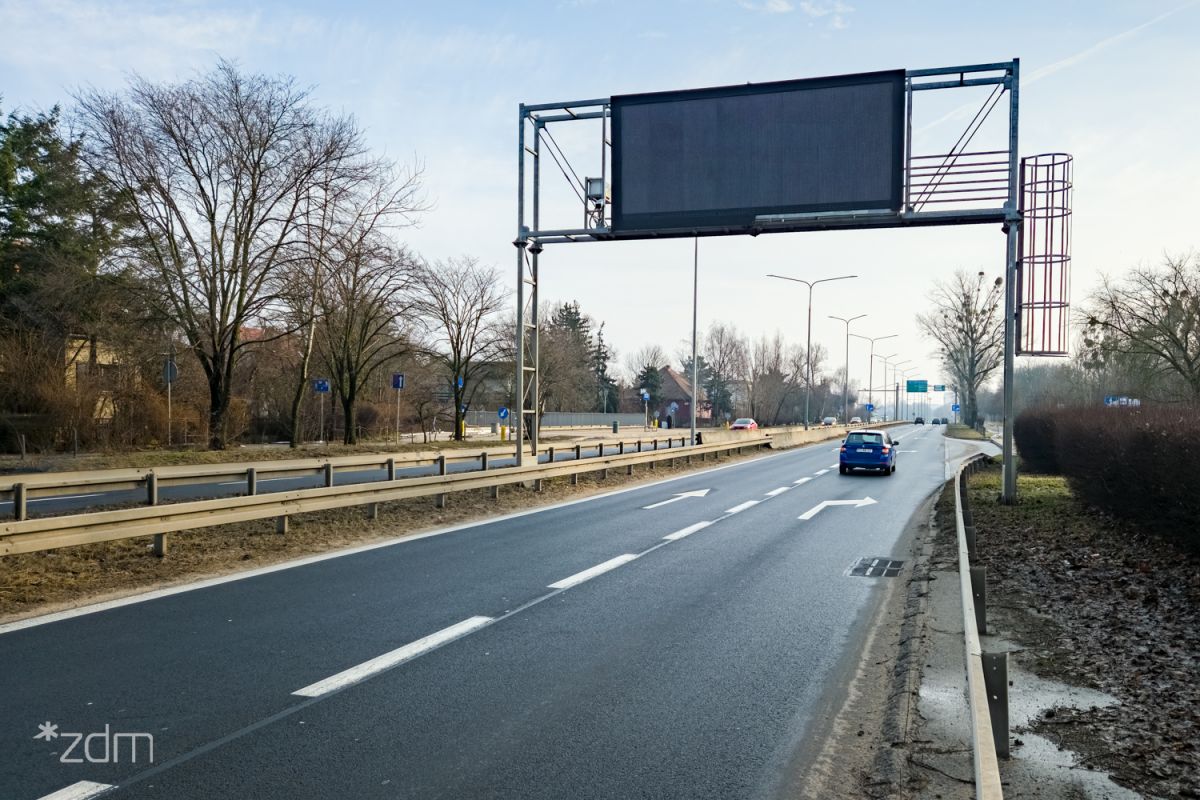 Tablica zmiennej treści nad ul. Dąbrowskiego