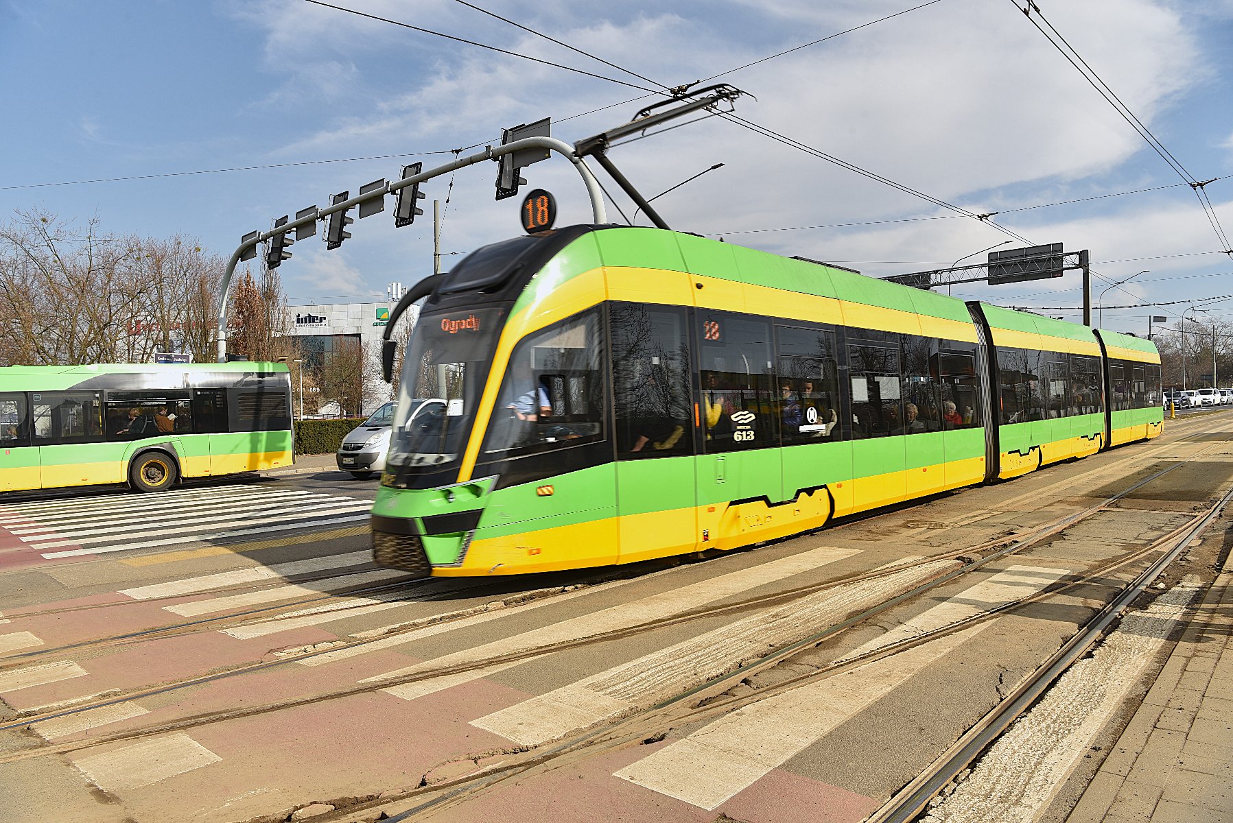 Od 5 do 31 maja w związku z remontem węzła AWF tramwaje nie będą kursowały przez most Królowej Jadwigi do ronda Rataje Tramwaj na przejściu dla pieszych przy węźle AWF, z tyłu autobus