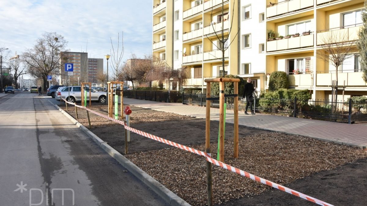 Ul. Wyłom z nowymi chodnikami i miejscami parkingowymi