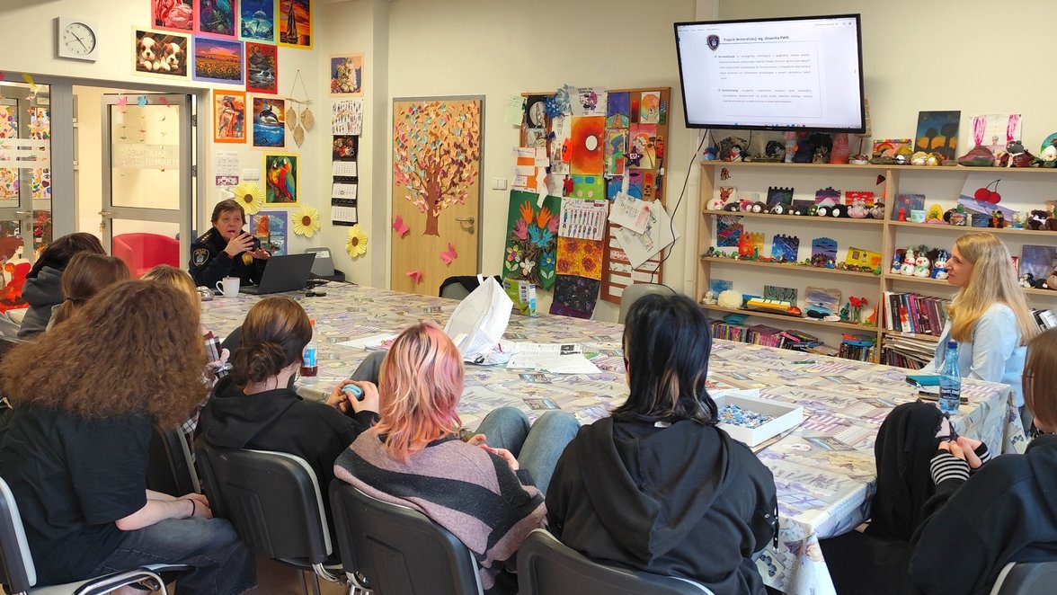 strażniczka omawia zagadnienia odpowiedzialności prawnej i cyberbezpieczeństwa przy wsparciu prezentacja