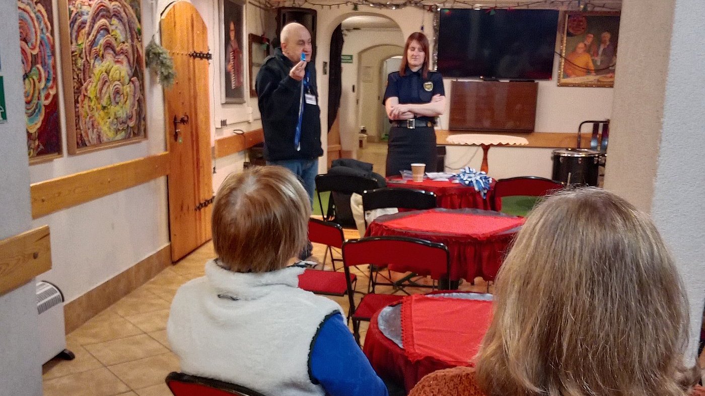 rozmowy z seniorami o uniknięciu zagrożeń osobistego bezpieczeństwa