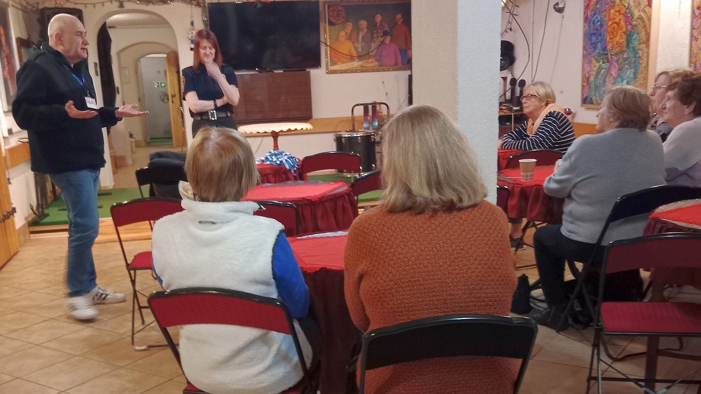 rozmowy z seniorami o uniknięciu zagrożeń dla osobistego bezpieczeństwa