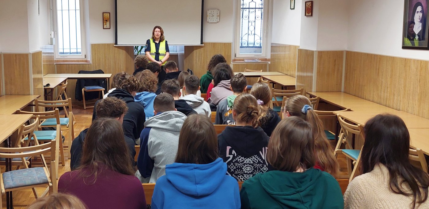 strażniczka informuje o działaniu i zagrozeniach związanych z używkami