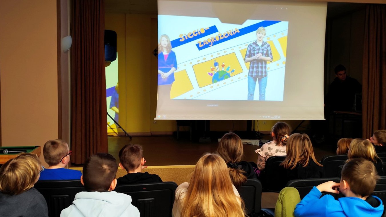 półkoloniści oglądają film o bezpieczeństwie w sieci