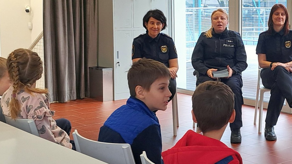 policjantka w towarzystwie strażniczek omawia zasady bezpiecznego wypoczynku