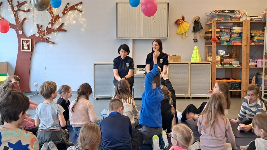 strażniczki rozmawiają z dziećmi o feriach