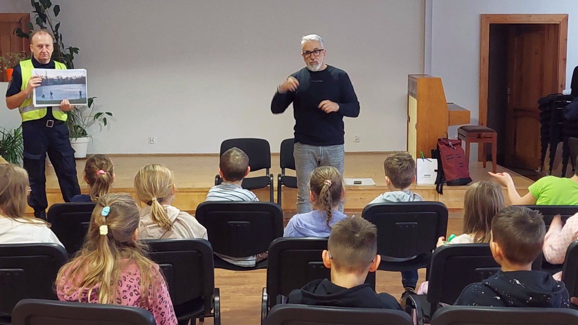 przedstawienie niebezpiecznych zachowań na akwenowym lodowisku