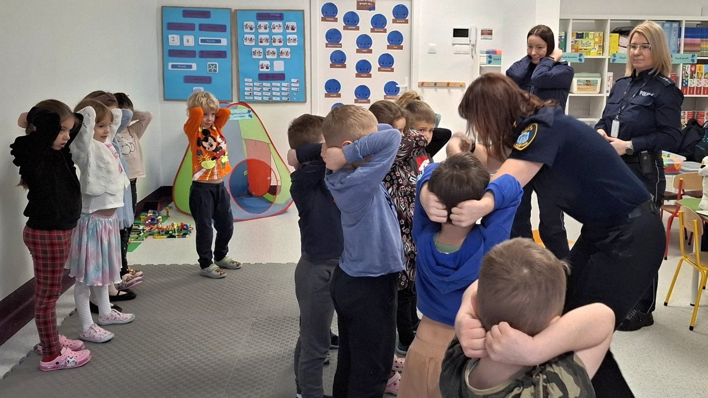 dzieci ćwiczą postawy obronne