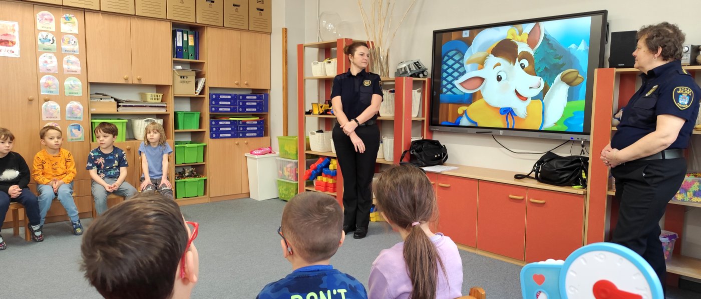 dzieci oglądają edukacyjną filmową bajkę