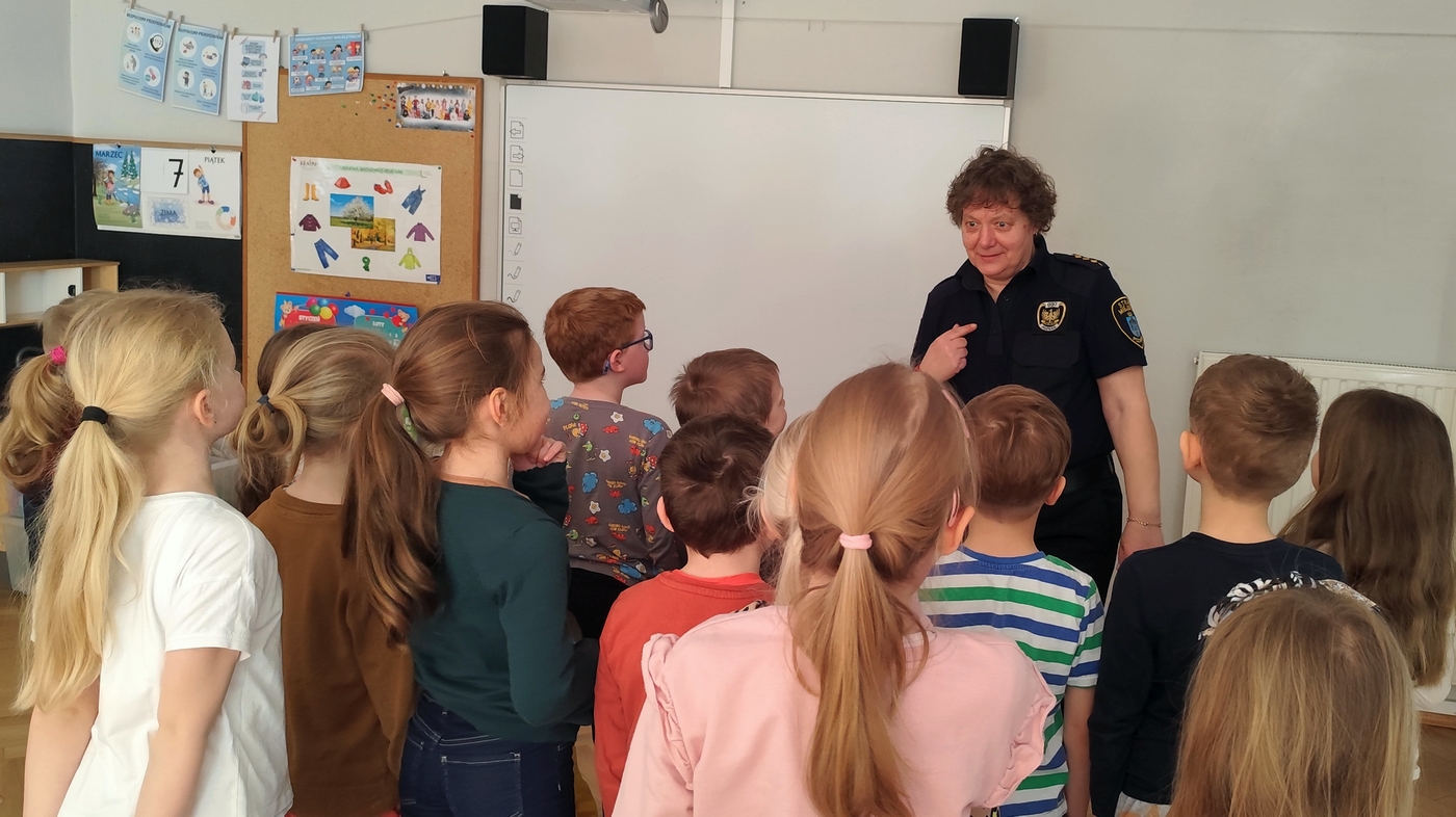 strażniczka rozmawia z dziećmi