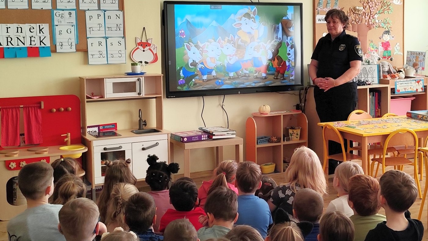 strażniczka ilustruje pogadankę filmem