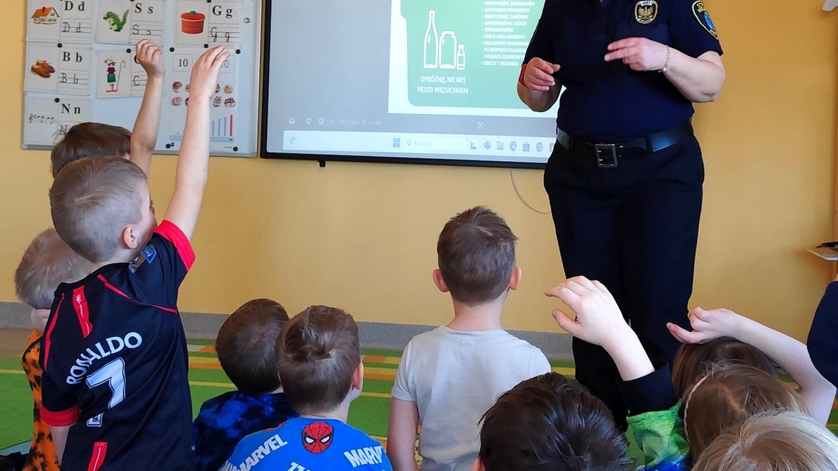 strażniczka rozmawia z przedszkolakami