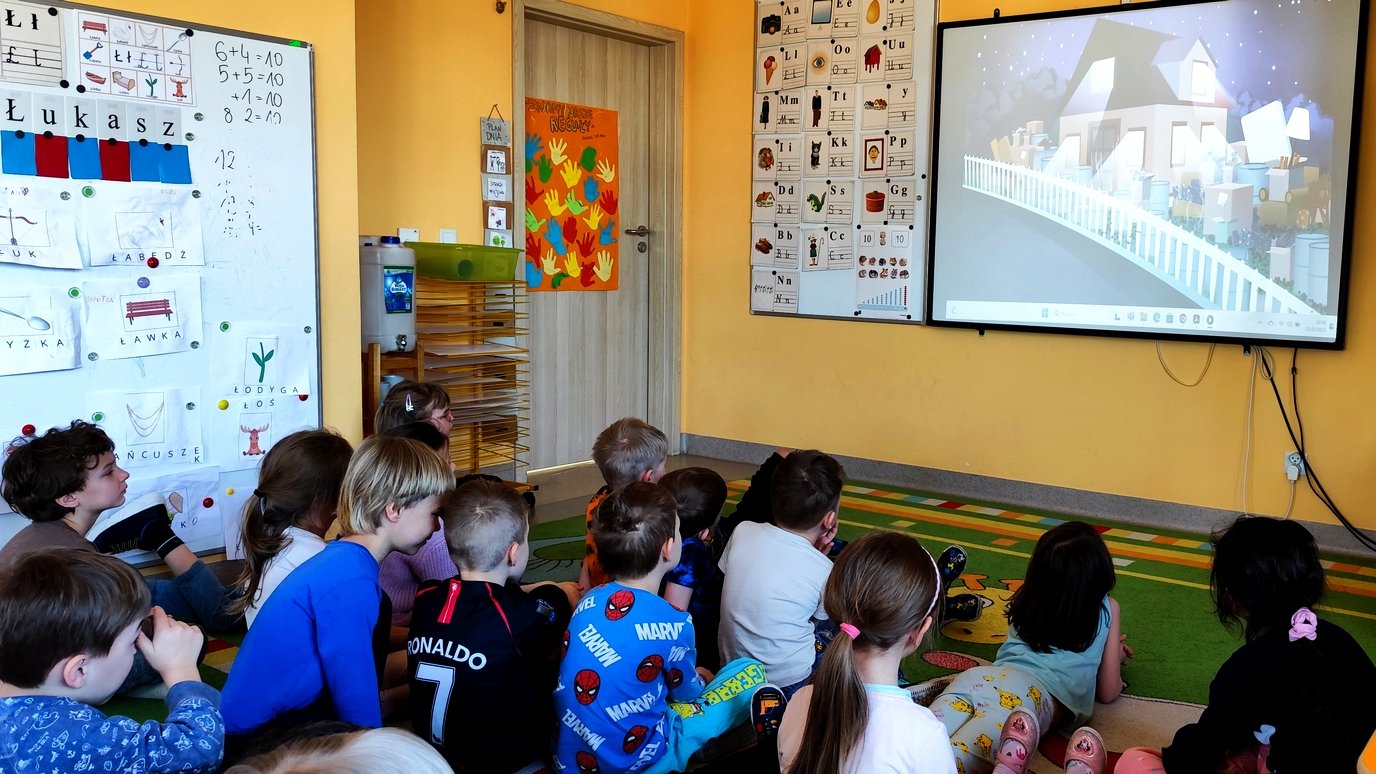 strażniczka wyświetla przedszkolakom film