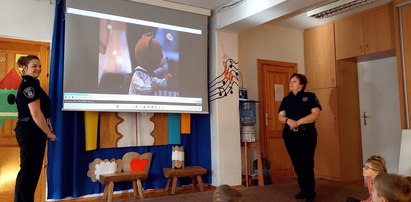 dzieci oglądają edukacyjną filmową bajkę