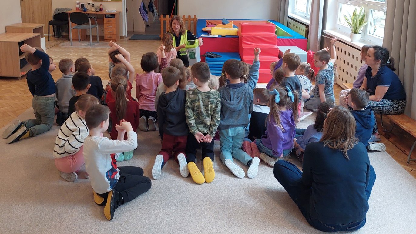 strażniczka omawia zasady segregacji odpadów