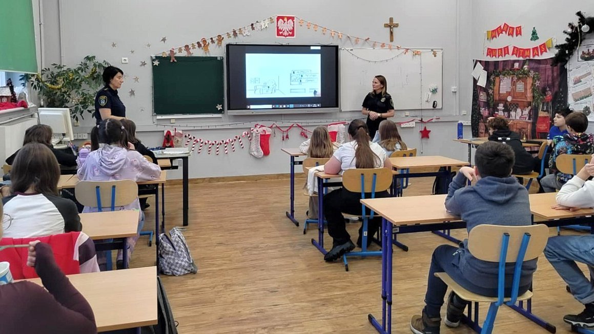 strażniczki korzystając z multimedialnej prezentacji omawiają przestępcze zachowania w sieci i zakres odpowiedzialności prawnej