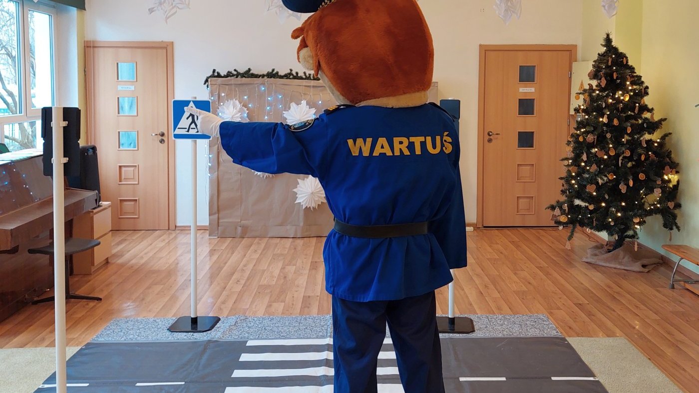 Wartuś pokazuje kierunek sprawdzenia sytuacji na drodze przed zamiarem przejścia przez jezdnię