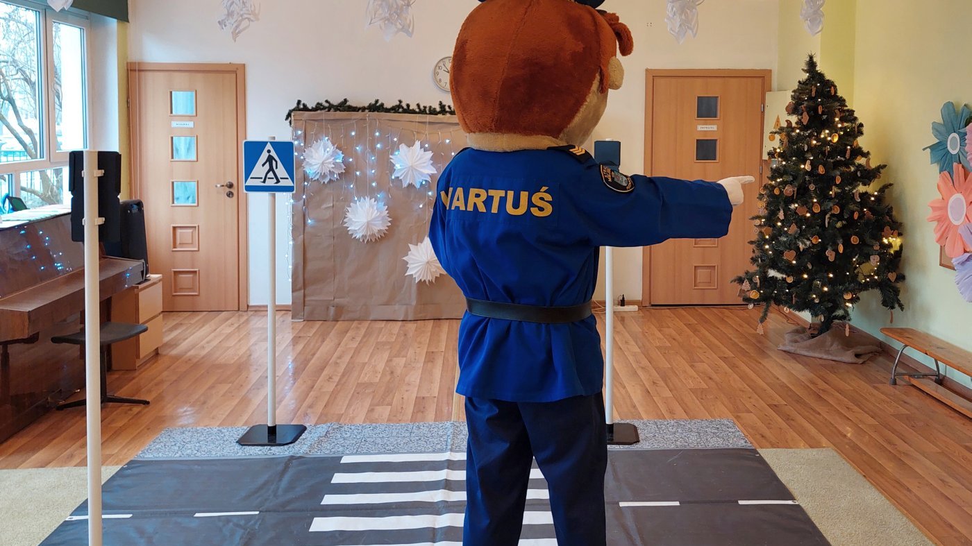 Wartuś pokazuje kierunek sprawdzenia sytuacji na drodze przed zamiarem przejścia przez jezdnię