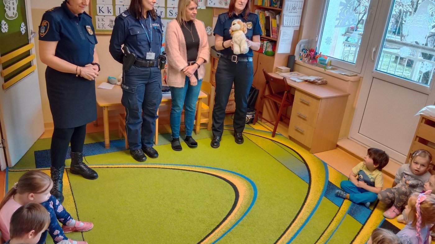 funkcjonariuszki w towarzystwie Reksia rozmawiają o psich zachowaniach