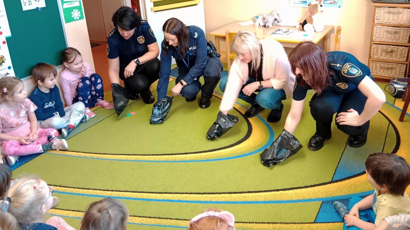 prezentacja sposobu sprzątania po pieskach