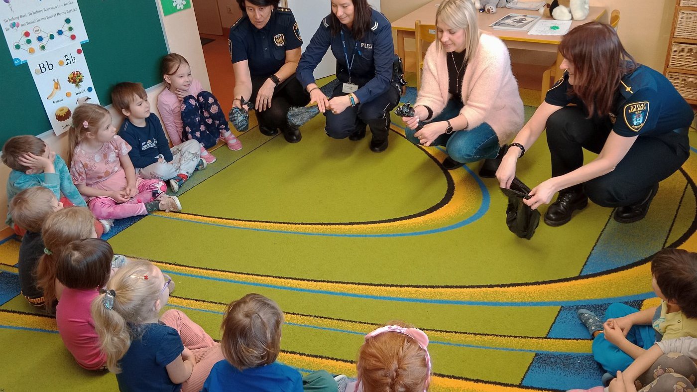 prezentacja sposobu sprzątania po pieskach