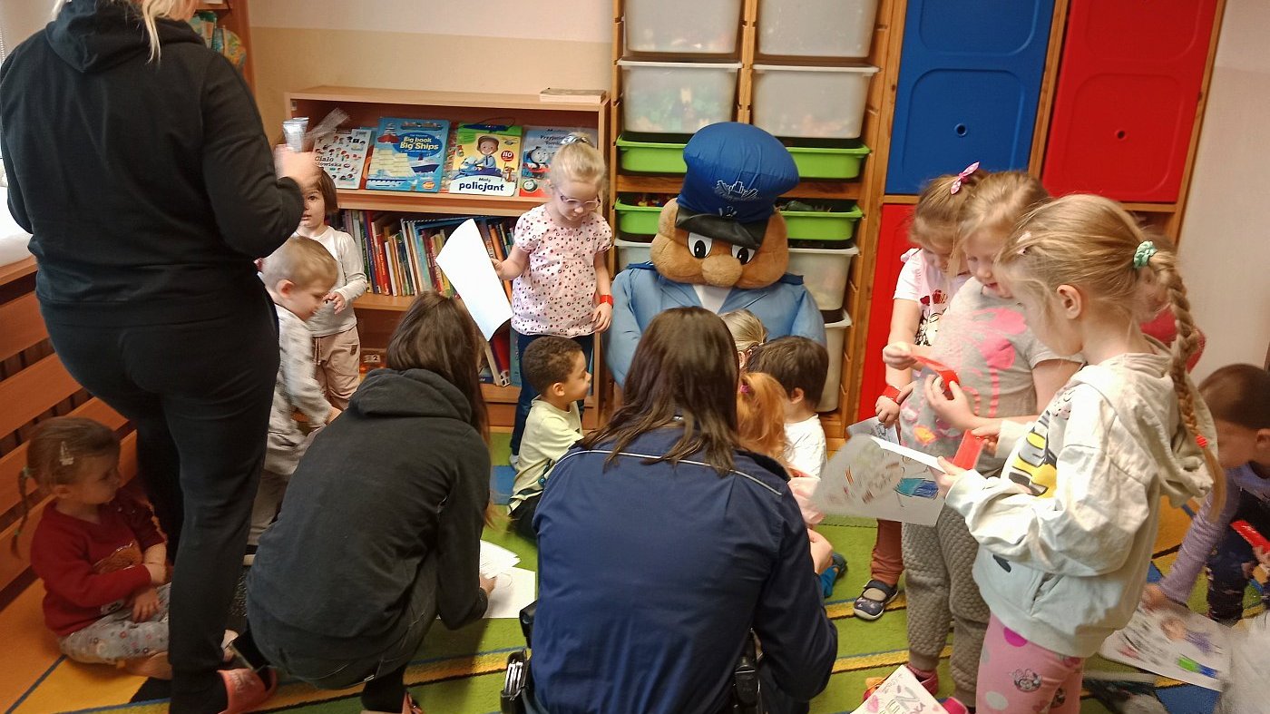 kolorowanie obrazków przez przedszkolaków