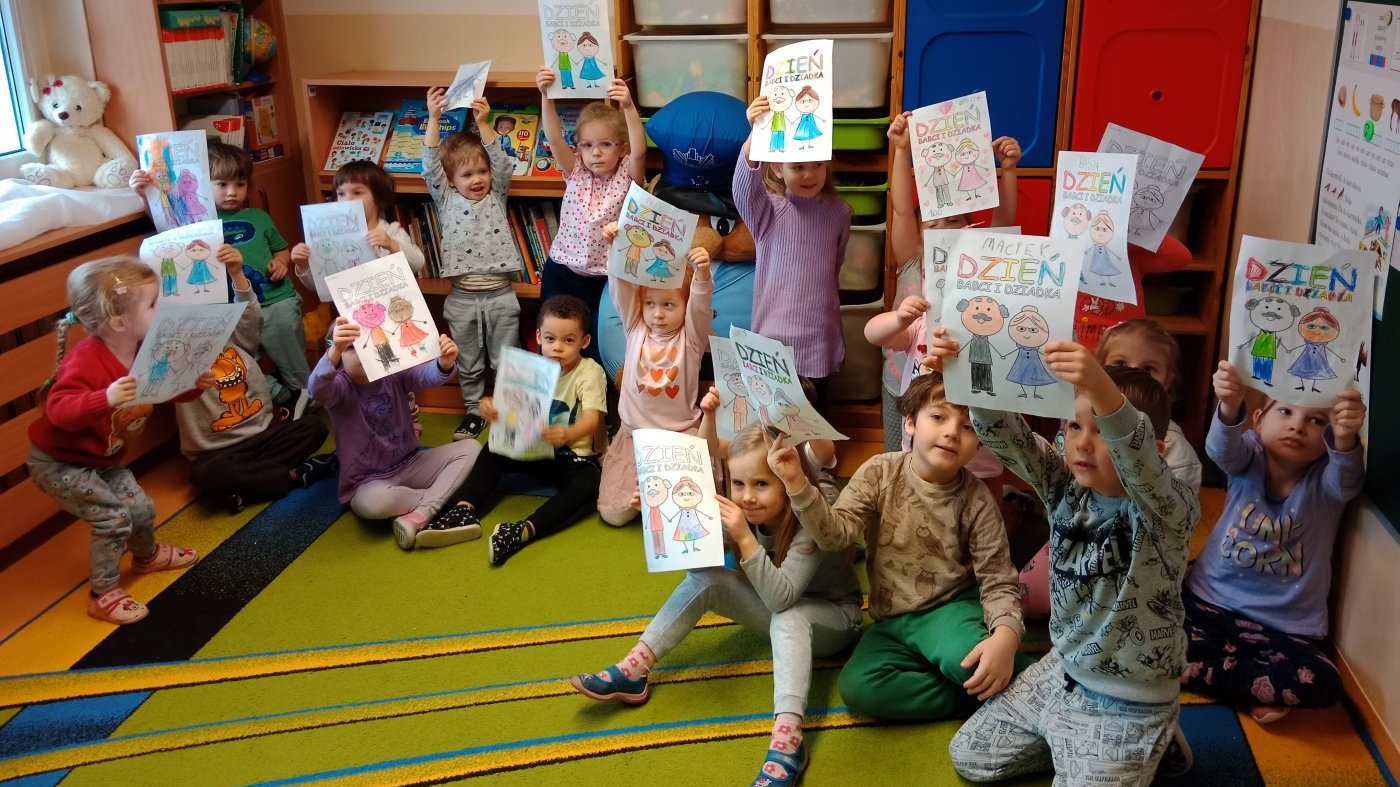 prezentacja kolorowych prac przez dzieci