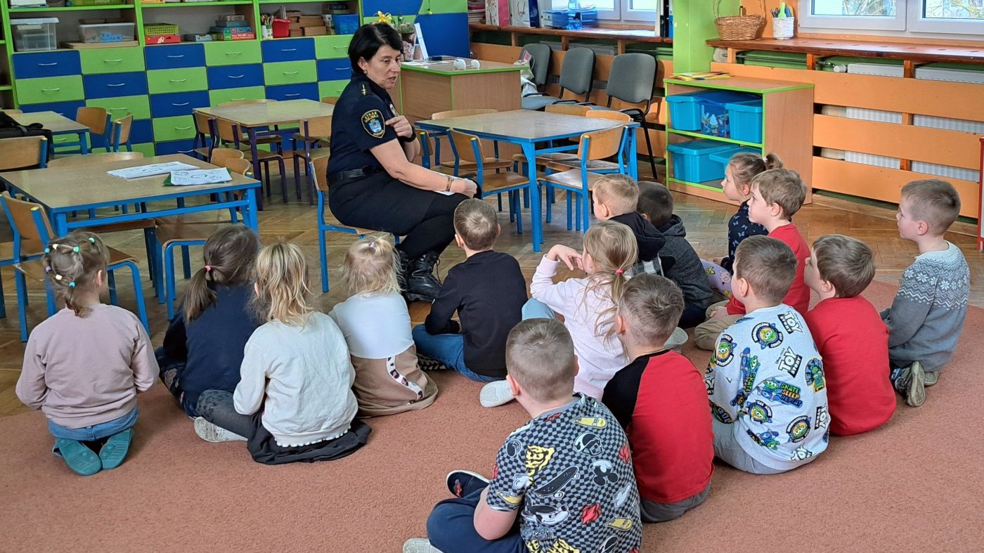 strażniczka przedstawia się przedszkolakom