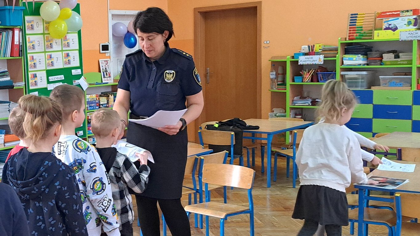 dzieci przygotowują się do kolorowania obrazków