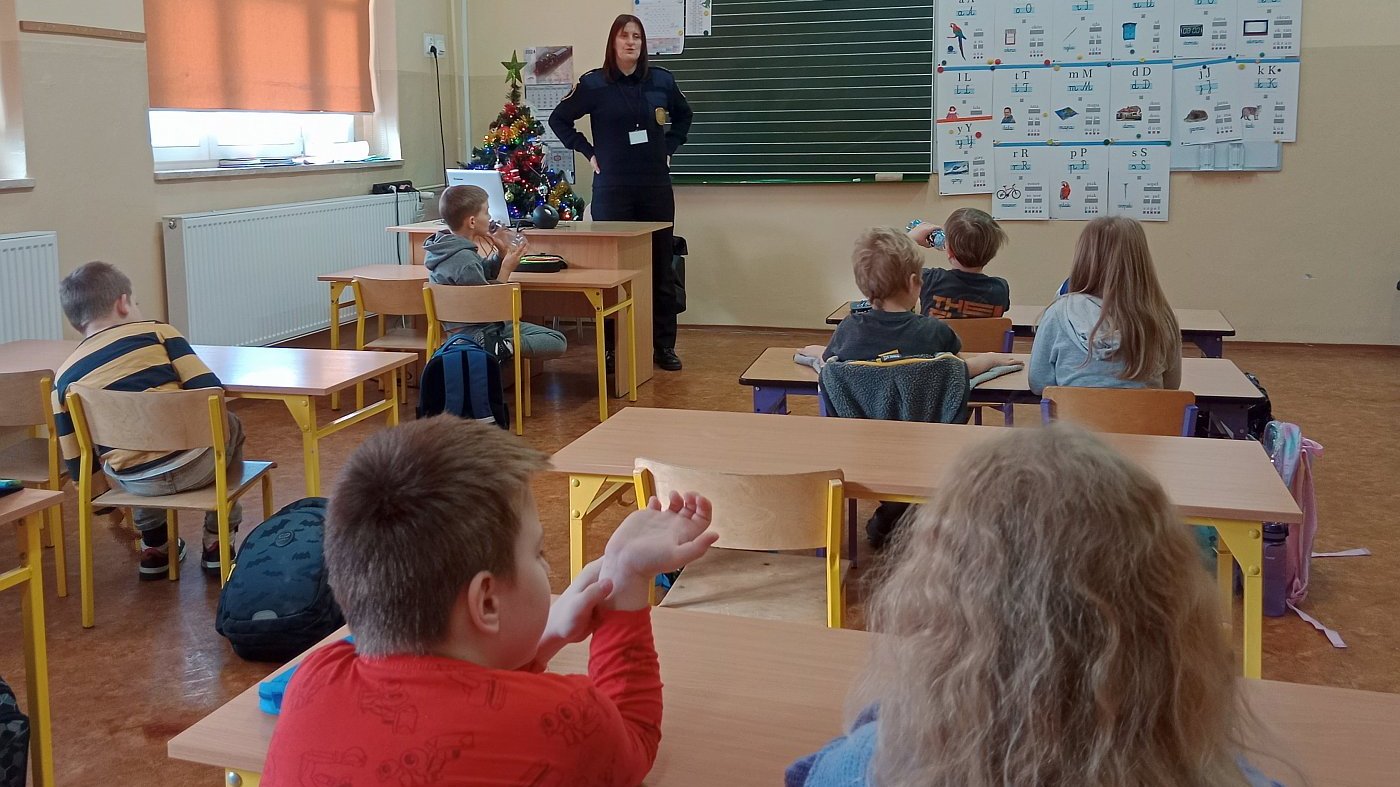 uczniowie ćwiczą sposób mierzenia pulsu - na nadgarstku