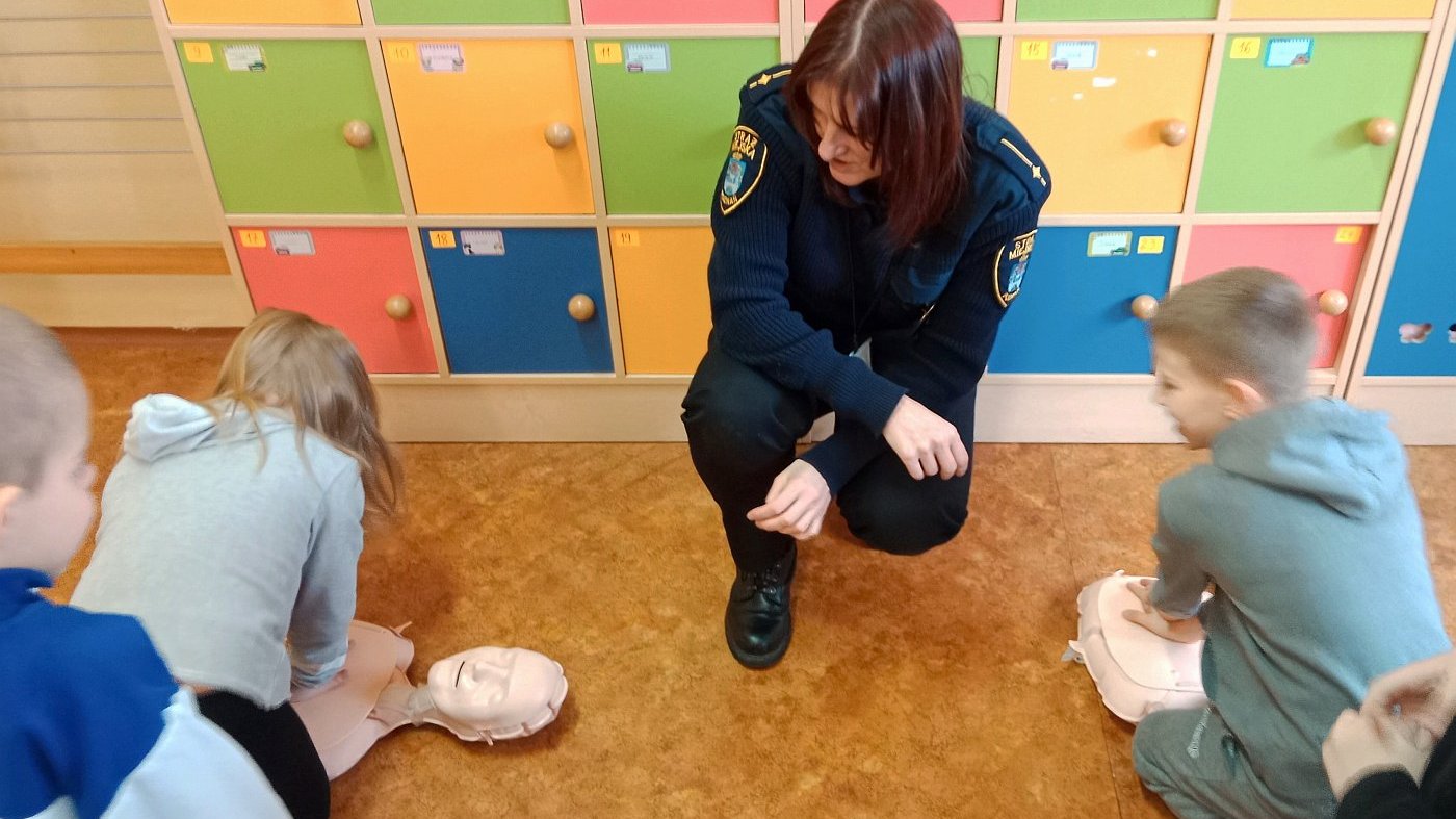 na mini fantomie uczniowie ćwiczą rytmiczne uciśnięcia