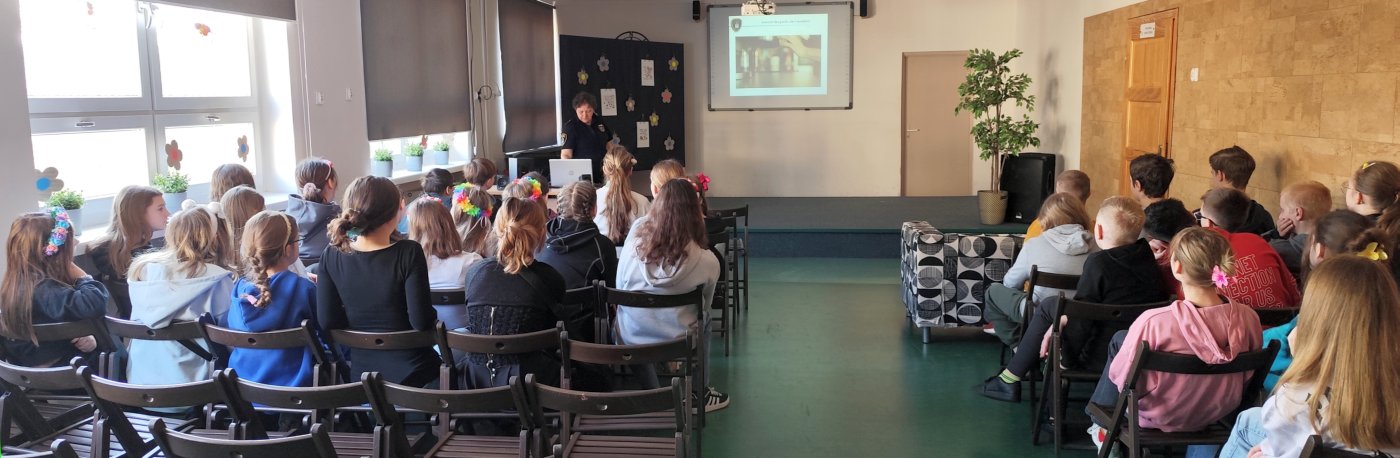 strażniczka ilustruje pogadankę filmem