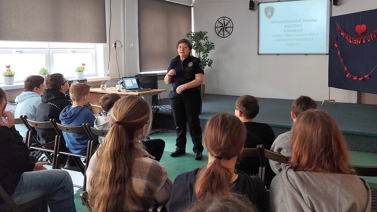 strażniczka przedstawia zagadnienia odpowiedzialności prawnej nieletnich