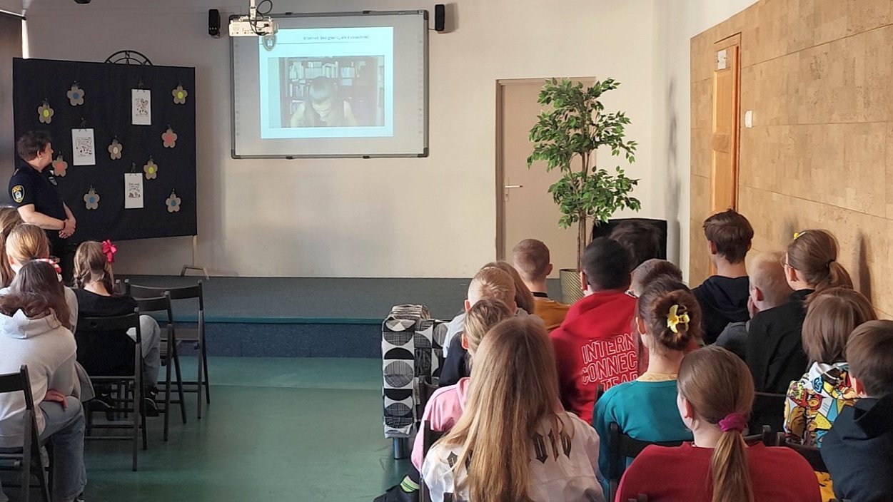 strażniczka ilustruje pogadankę filmem
